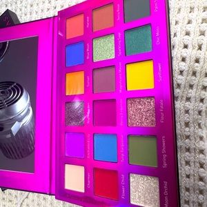 Vivid eyeshadow palette